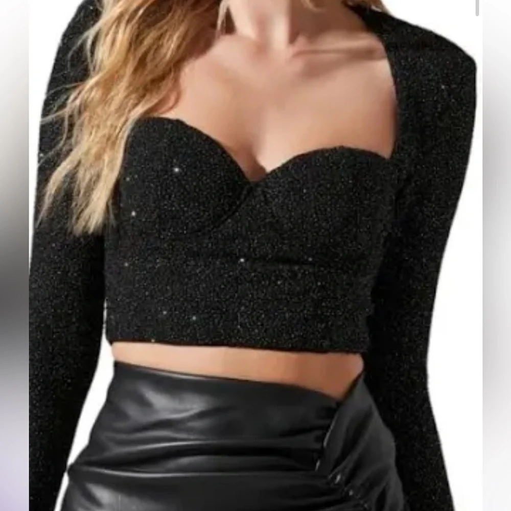 Women's top
Never been worn
Great for holidays 
No smells
Tears
Stains - Picture 2 of 3